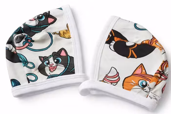 Baby hjälmmössa med kattmotiv – Ekologisk bomull | Handgjord i Sverige