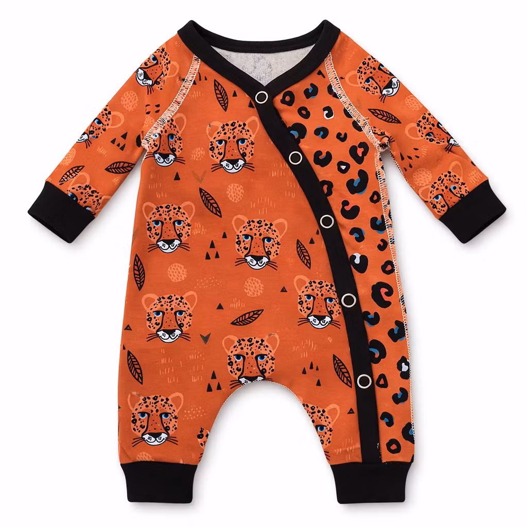 Prematur overall med leopardmönster – Ekologisk bomull | Handgjord i Sverige
