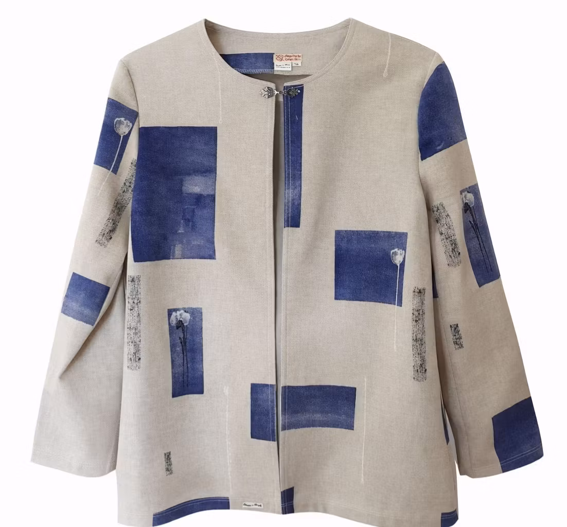 En lite längre sommarjacka i beige blå