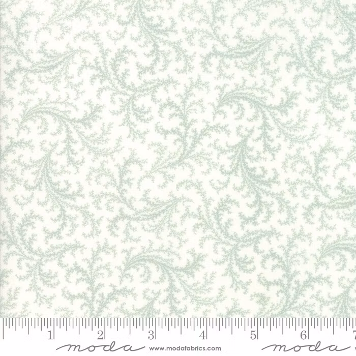 Porcelain Mist-hvit med lys blå mønster