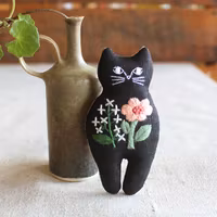 Broderi kit- Katt svart med rosa blomst str 8 cm