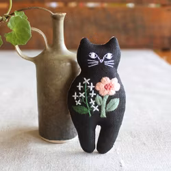 Broderi kit- Katt svart med rosa blomst str 8 cm