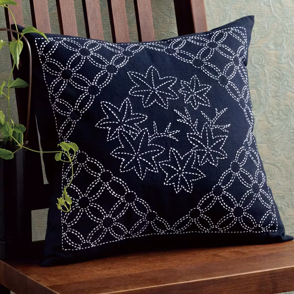 Sashiko kit- pute med mønster Momiji and Maru Shippo ,Navy