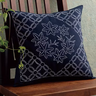 Sashiko kit- pute med mønster Momiji and Maru Shippo ,Navy