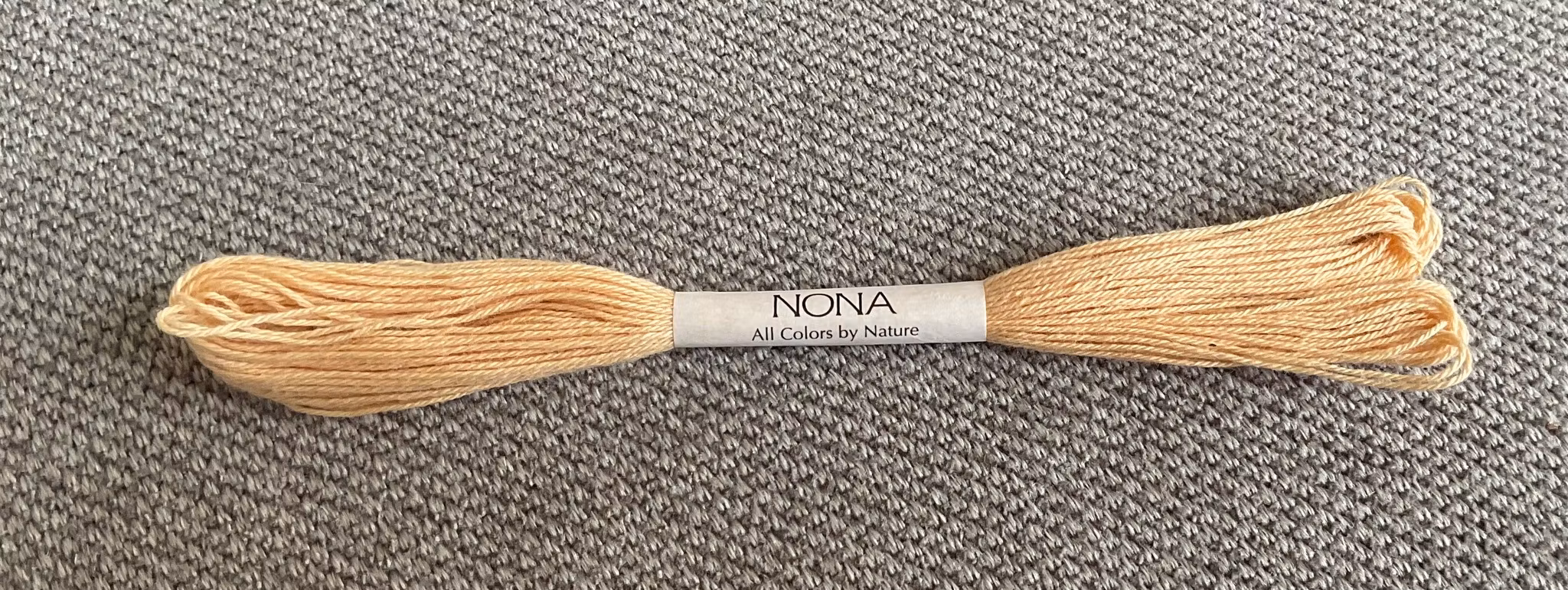 Nona-japansk håndfarget tråd - Onion gulbeige