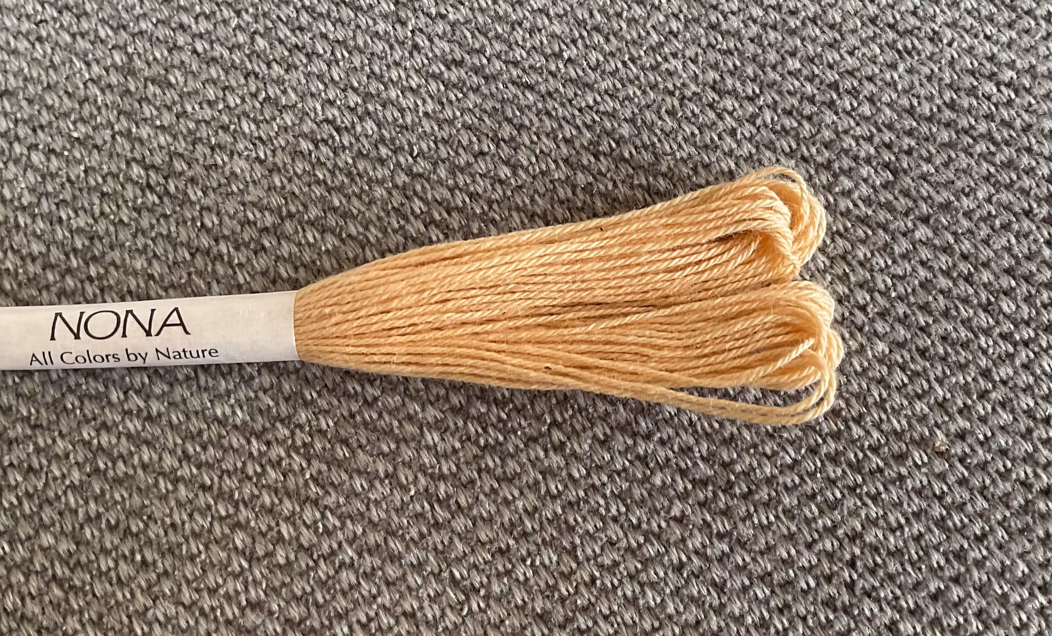 Nona-japansk håndfarget tråd - Onion gulbeige