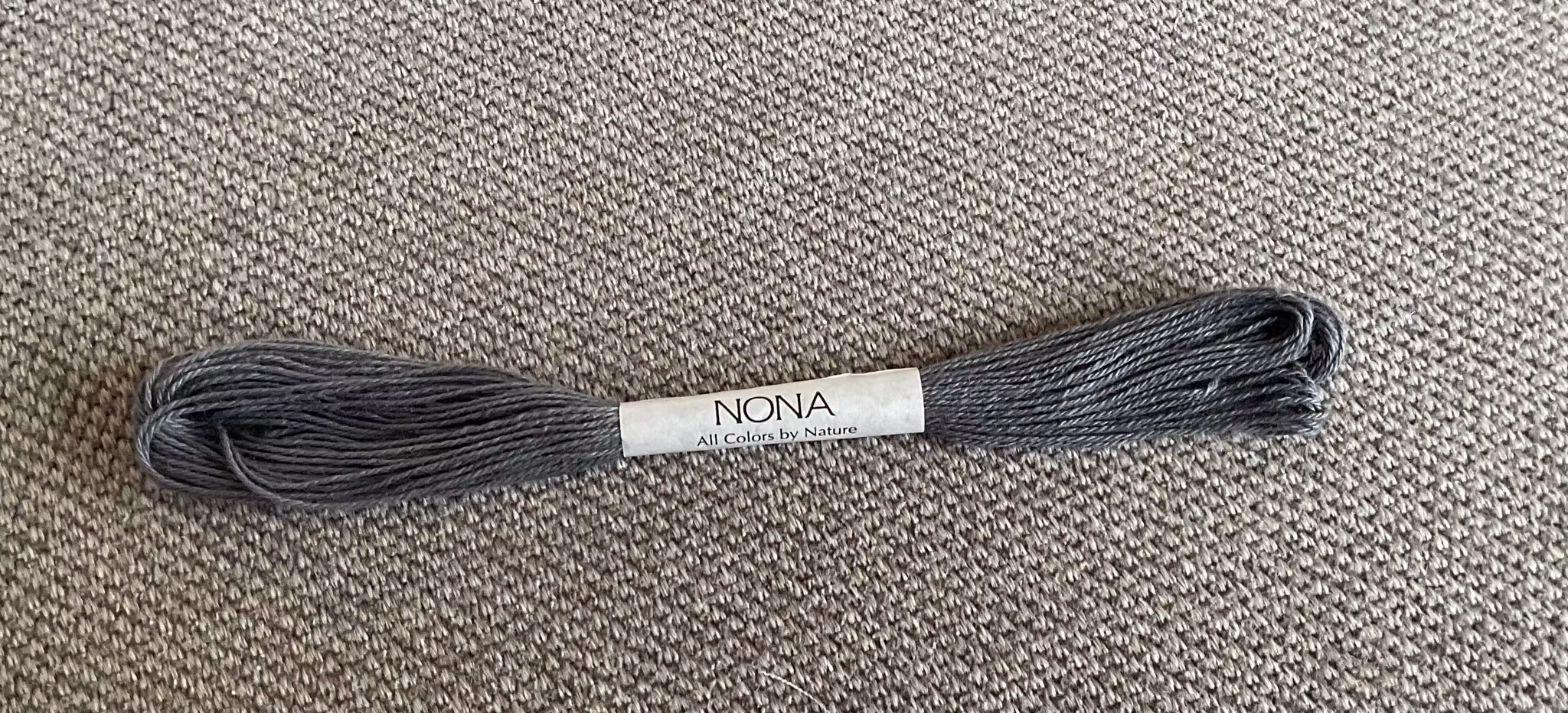 Nona-japansk håndfarget tråd - Logwood grå