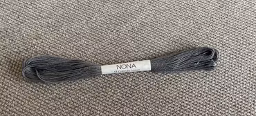 Nona-japansk håndfarget tråd - Logwood grå
