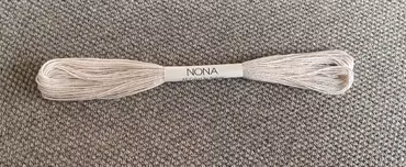 Nona-japansk håndfarget tråd - Cochineal hvitrosa