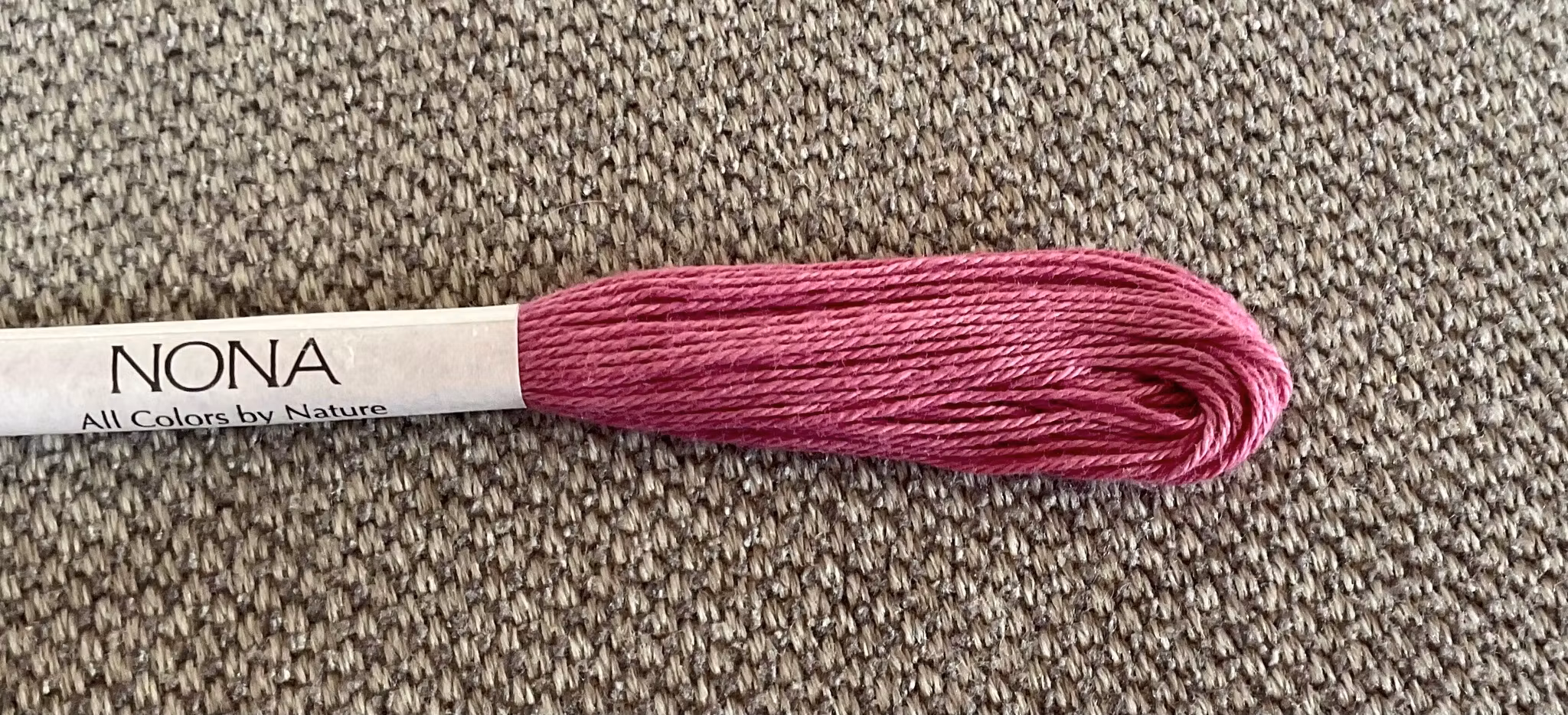 Nona-japansk håndfarget tråd - Cochineal rosa