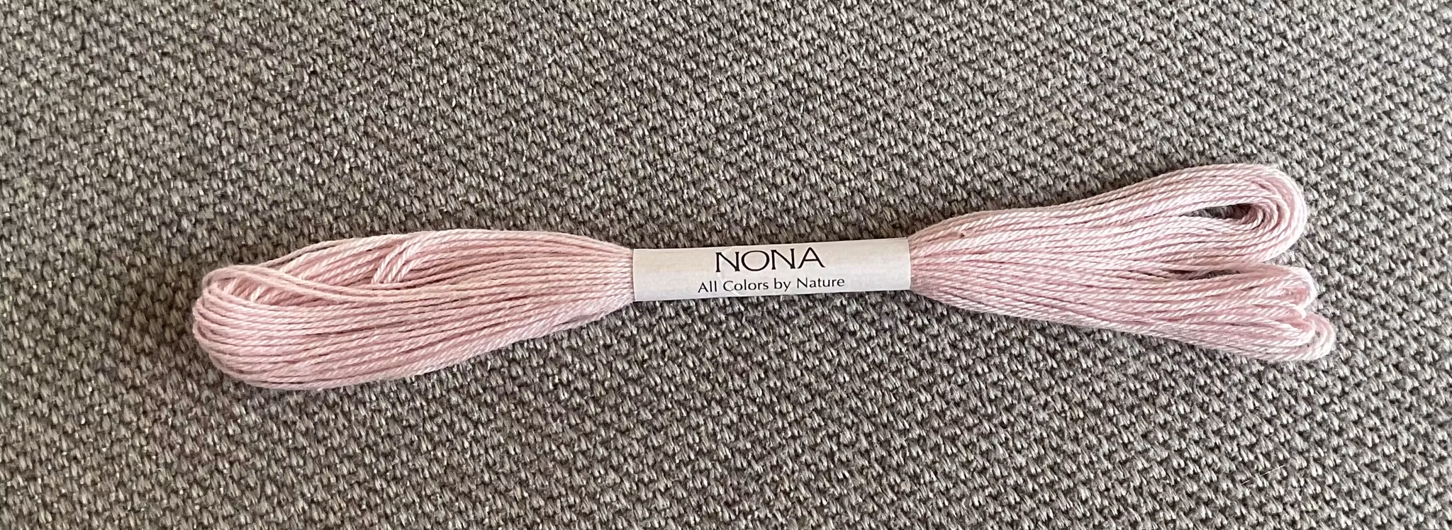 Nona-japansk håndfarget tråd - Cochineal lys lilla