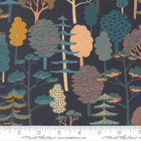 Feather and Forest Bloom Midnight blå med trær