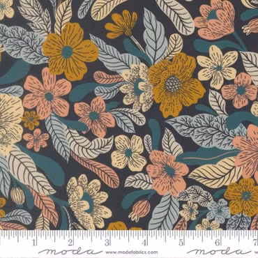 Feather and Forest Bloom Midnight blå med blomster