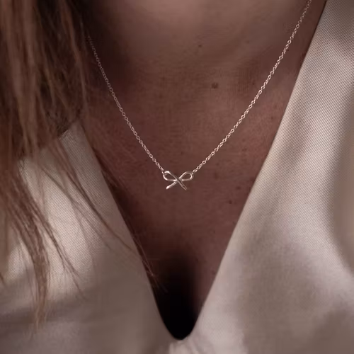 SILVERHALSBAND LITEN ROSETT
