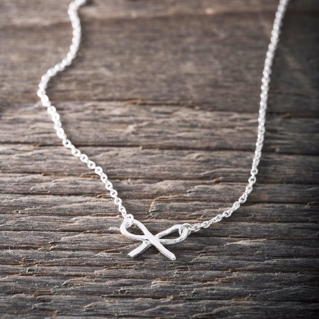 SILVERHALSBAND LITEN ROSETT