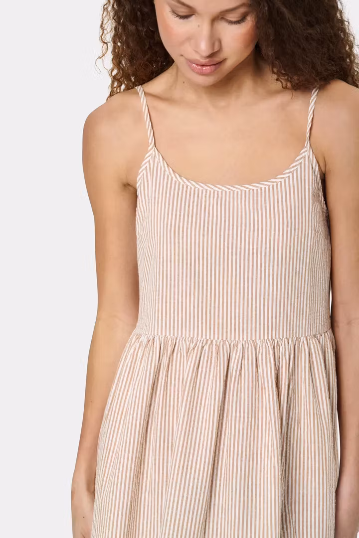 KIRASZ DRESS BROWN SUGAR