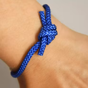Blå knuten armband (medium/large)