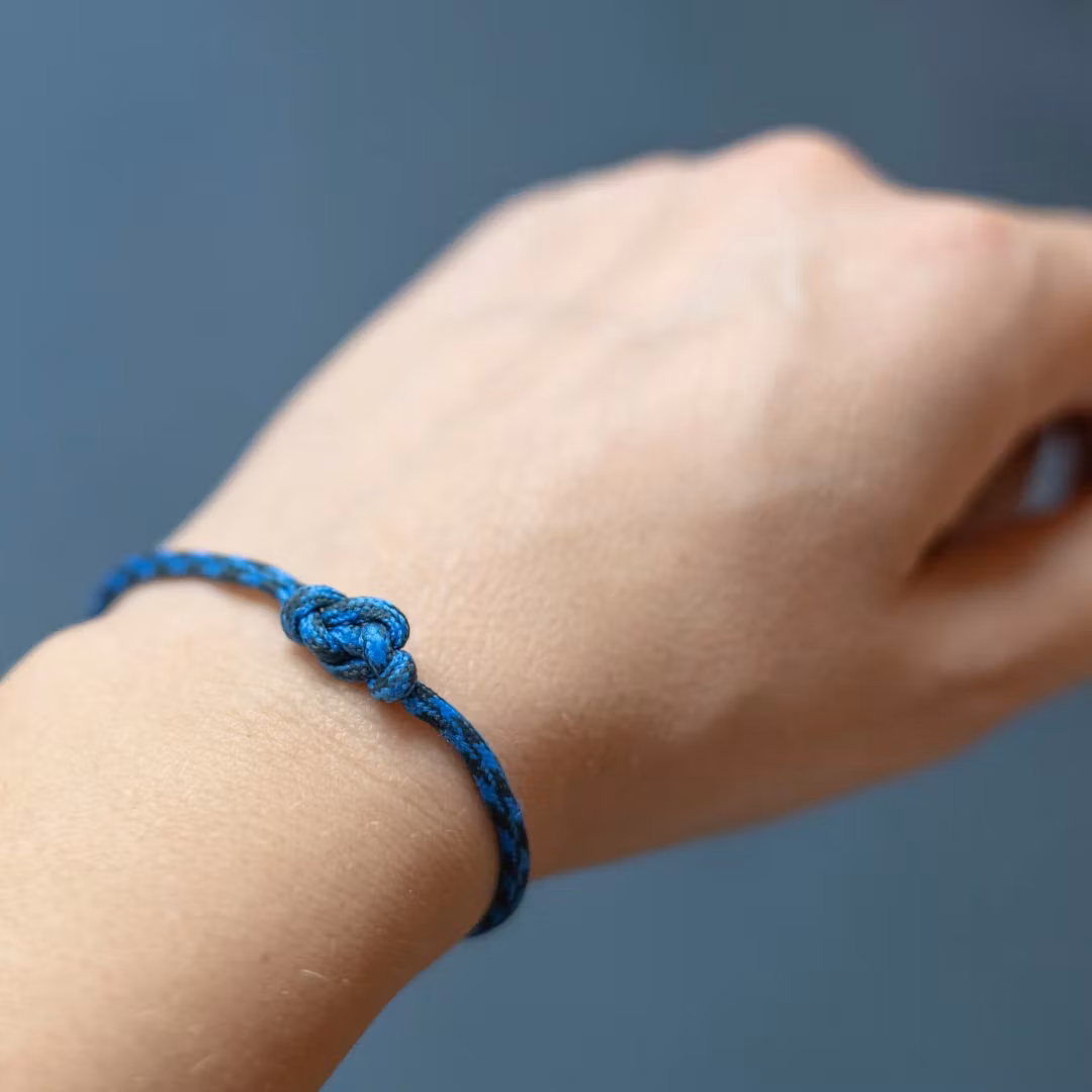 Blå knuten-armband