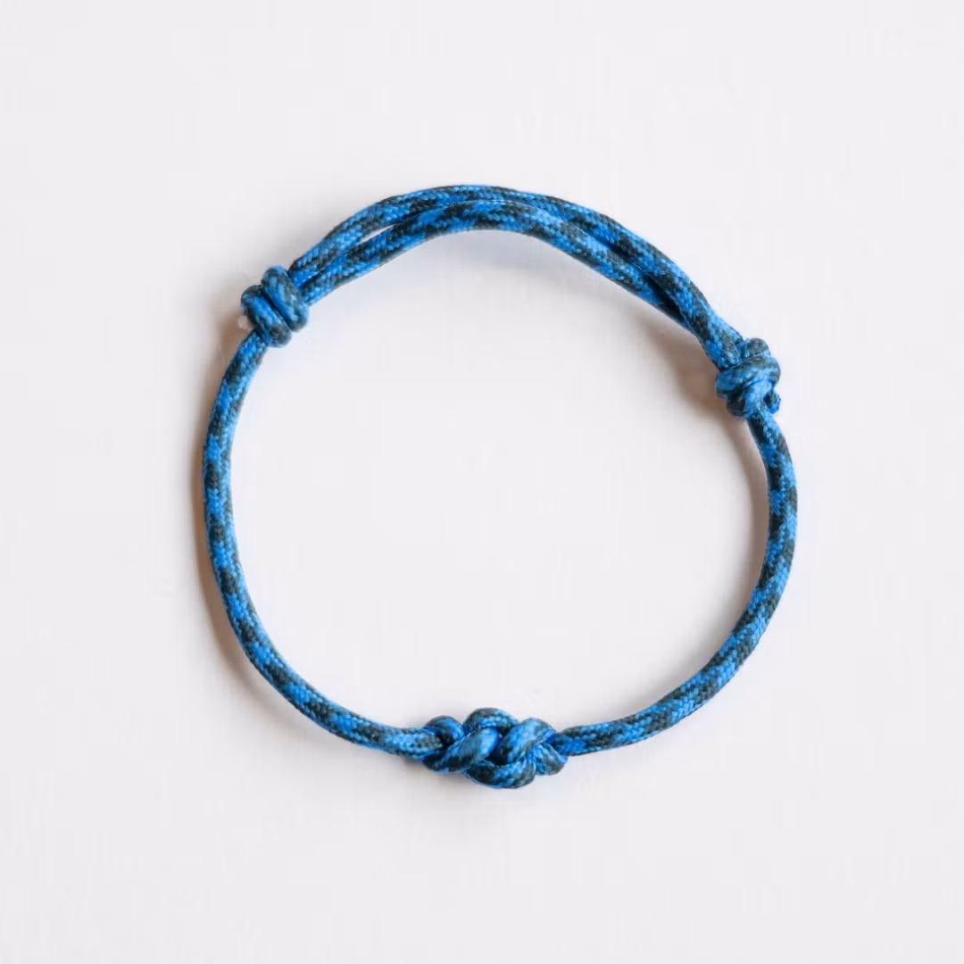 Blå knuten-armband