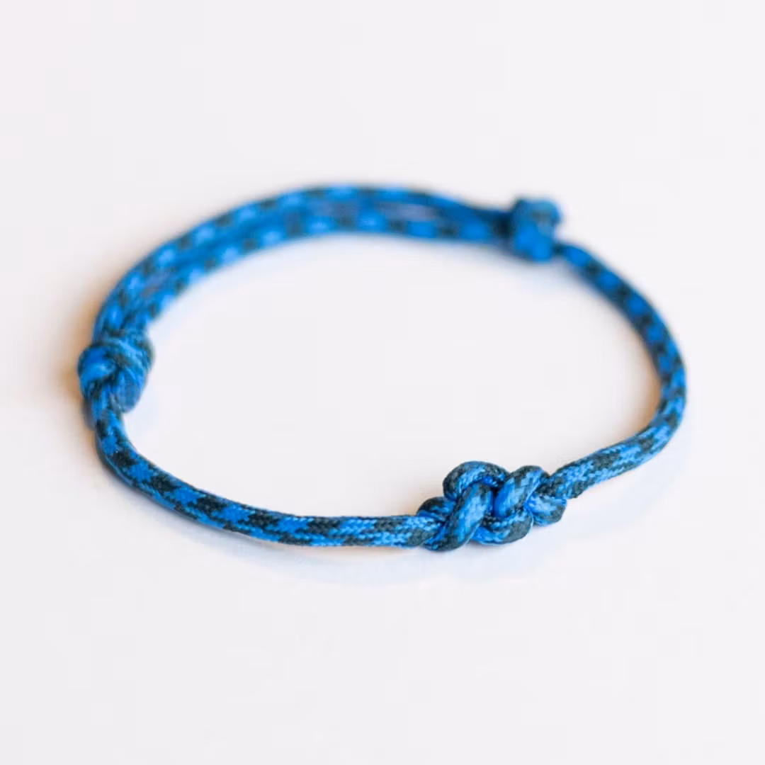 Blå knuten-armband