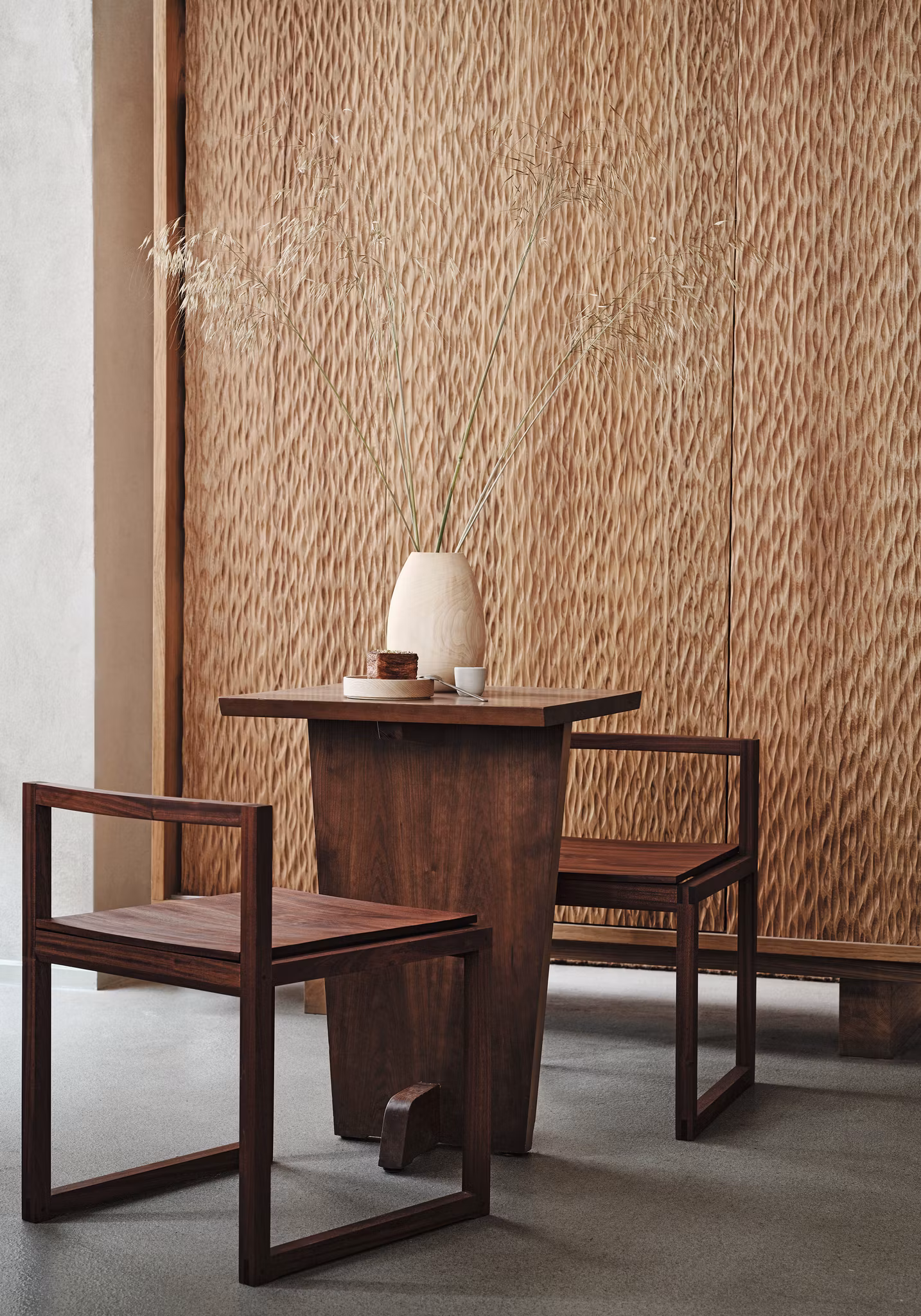 THE OUTLINE 02 MAHOGNY