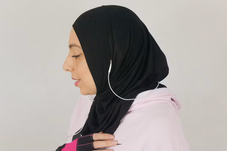 Svart sport hijab i Jersey tyg som är i 100% bomull.