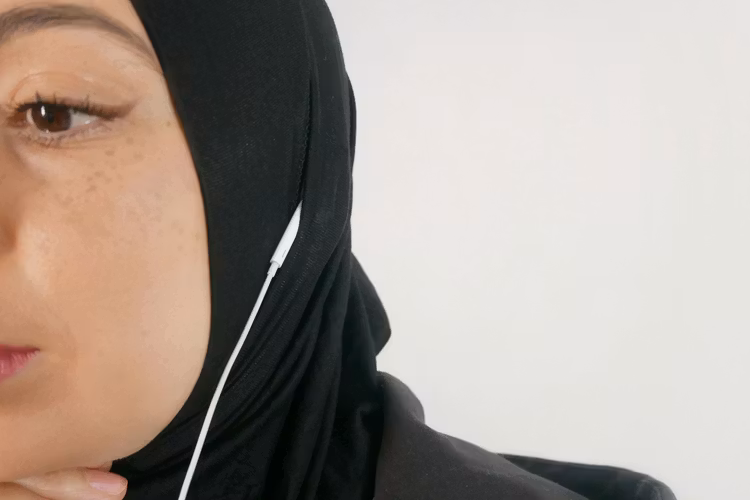 Du döljer öppningen enkelt genom att vika fram tyget. Sport Hijab som är anpassad för gymmet och karriären. Passar utmärkt för anställda inom vården