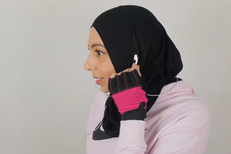 Svart sport hijab med gömd öppning vid örat för att du ska kunna ha hörlurar/earpods på ett smidigt och bekvämt sätt
