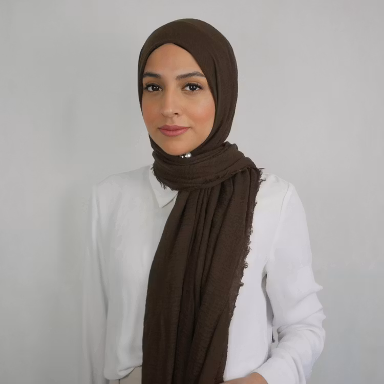 Hijab av bomull med kortare fransar längst sidorna. Hijab i färgen brun