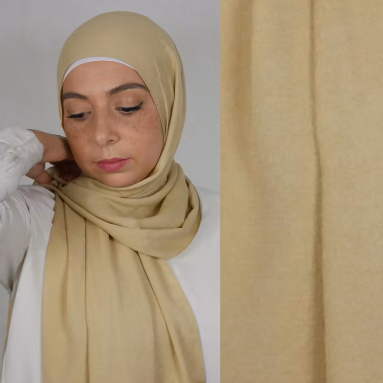 Mio jazz hijab. En blandning av mjukt tyg i färgen beige