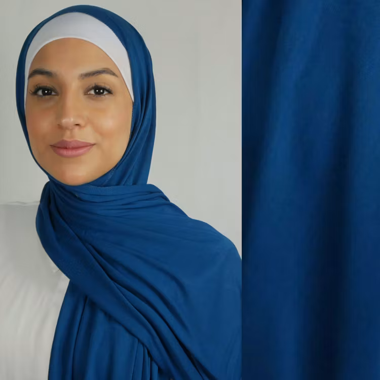 Klassisk hijab i Jersey i tyget viskos. Denna Jesey hijab är i färgen teal som är en blå nyans