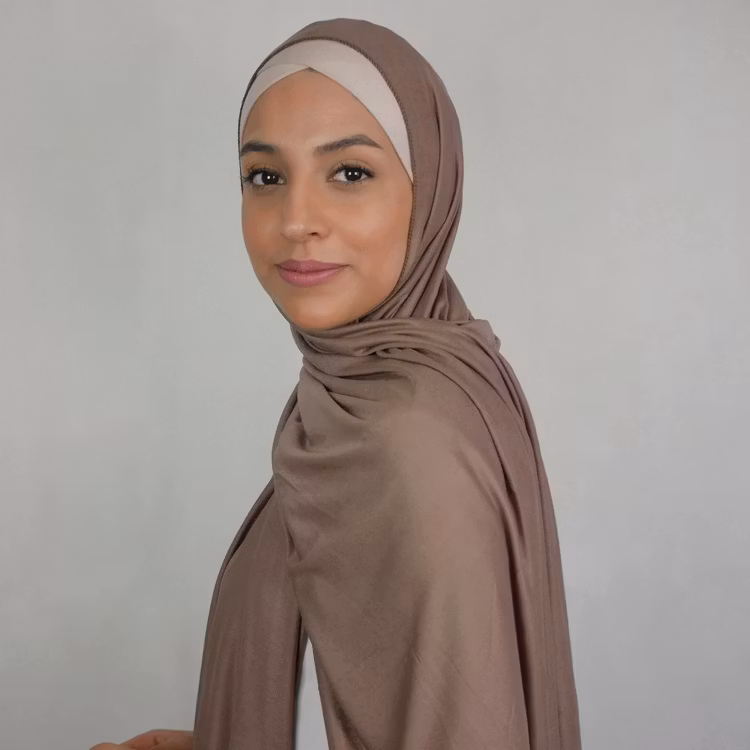 Klassisk hijab i Jersey i tyget viskos. Denna Jesey hijab är i färgen sable som är en brun nyans