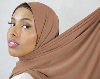 HIJAB MED MAGNET - Silk Chiffong - brun