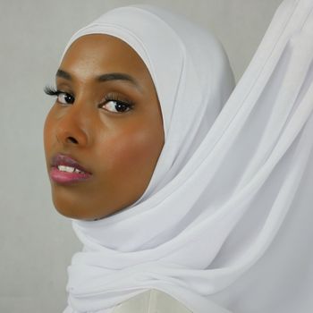 HIJAB MED MAGNET - Silk Chiffong - vit