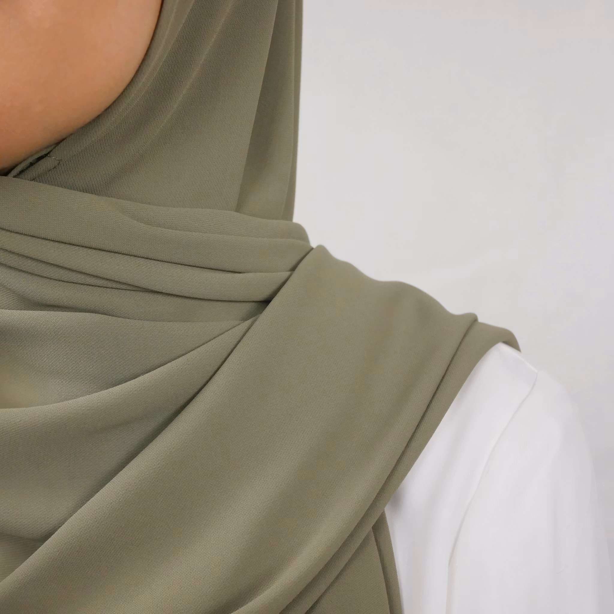 HIJAB MED MAGNET - Silk Chiffong - oliv