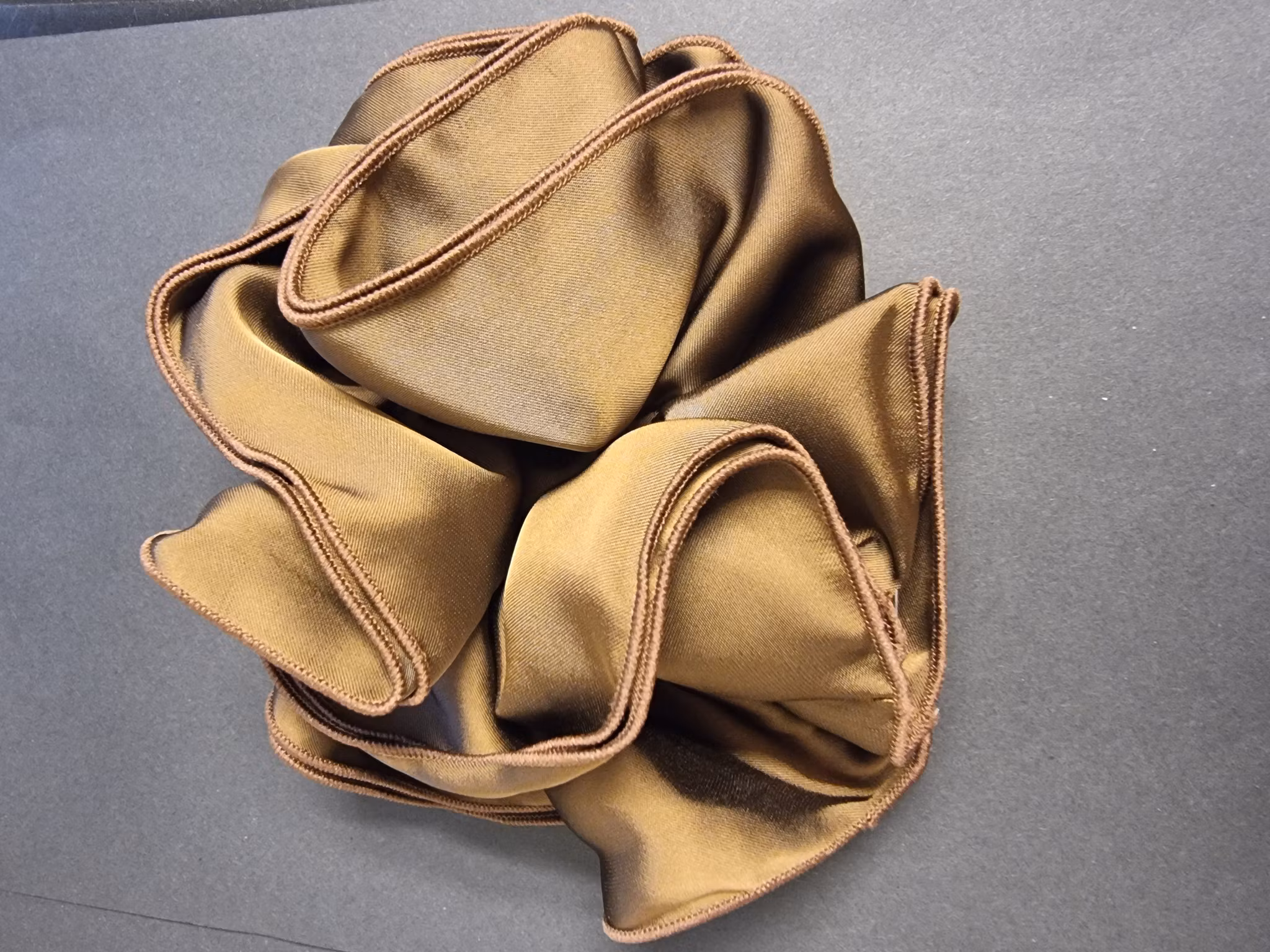 Uplifting Oversized Satin Scrunchie – volym, glans och skonsam stadga