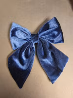 Hårklämma med sammetsrosett – tidlös elegans för alla frisyrer