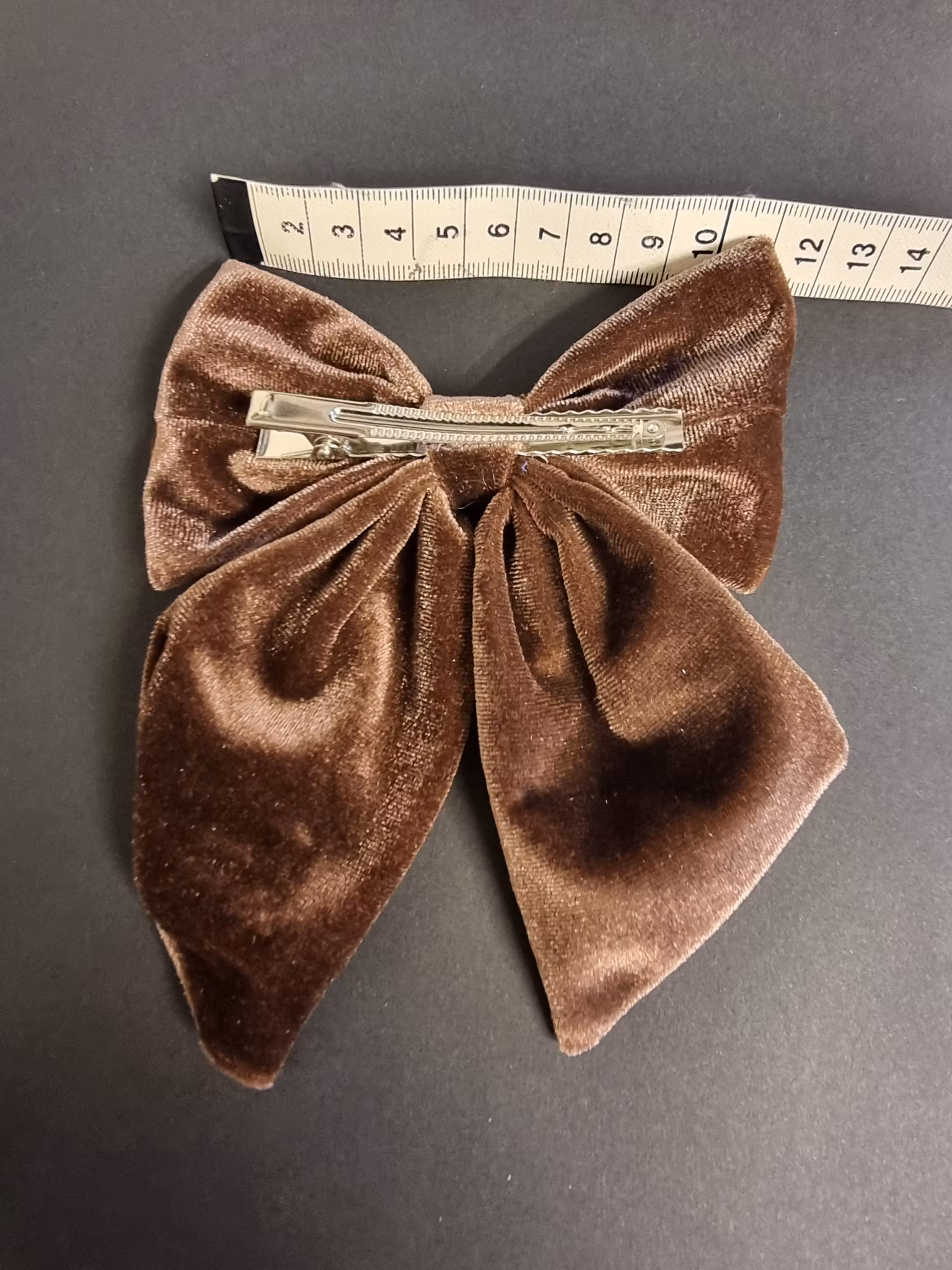 Hårklämma med sammetsrosett – tidlös elegans för alla frisyrer