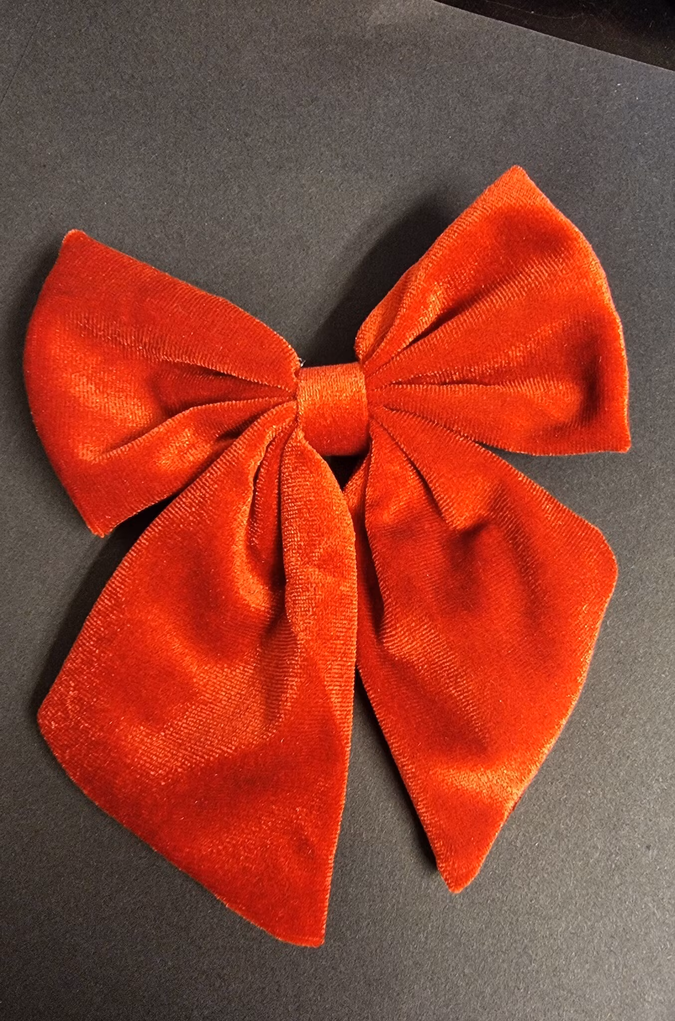 Hårklämma med sammetsrosett – tidlös elegans för alla frisyrer