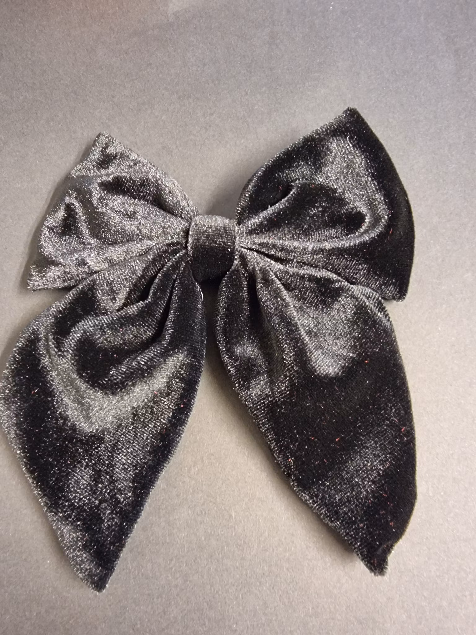 Hårklämma med sammetsrosett – tidlös elegans för alla frisyrer