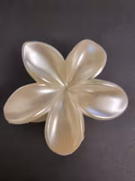 Hårklämma i blomform – elegant accessoar för alla tillfällen