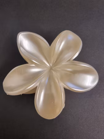 Hårklämma i blomform – elegant accessoar för alla tillfällen