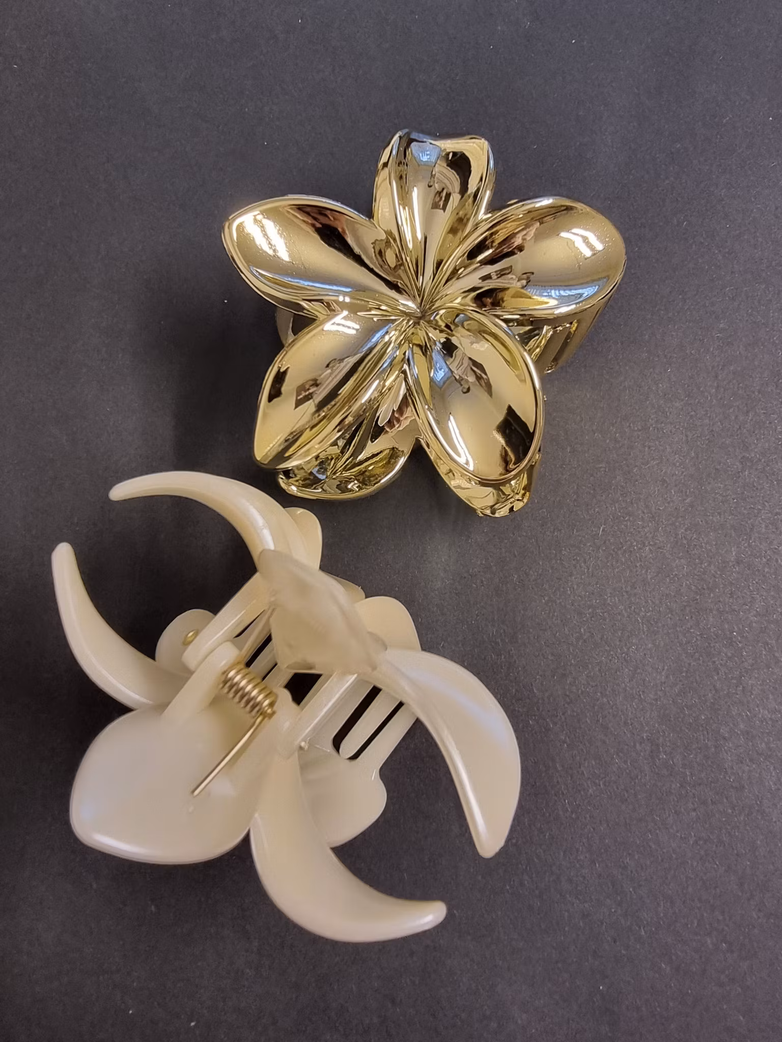 Hårklämma i blomform – elegant accessoar för alla tillfällen