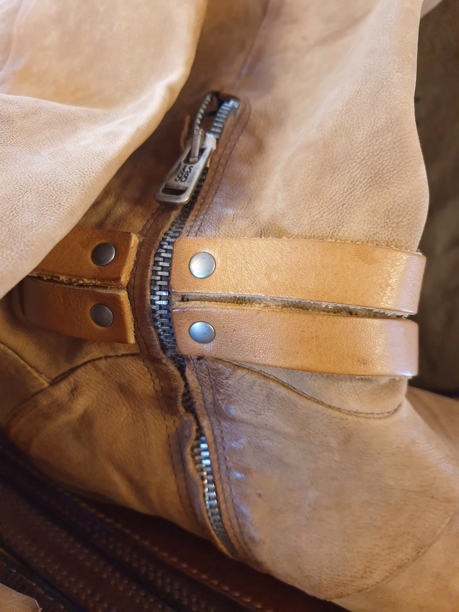 Ursnygga skinn stövlar calvados