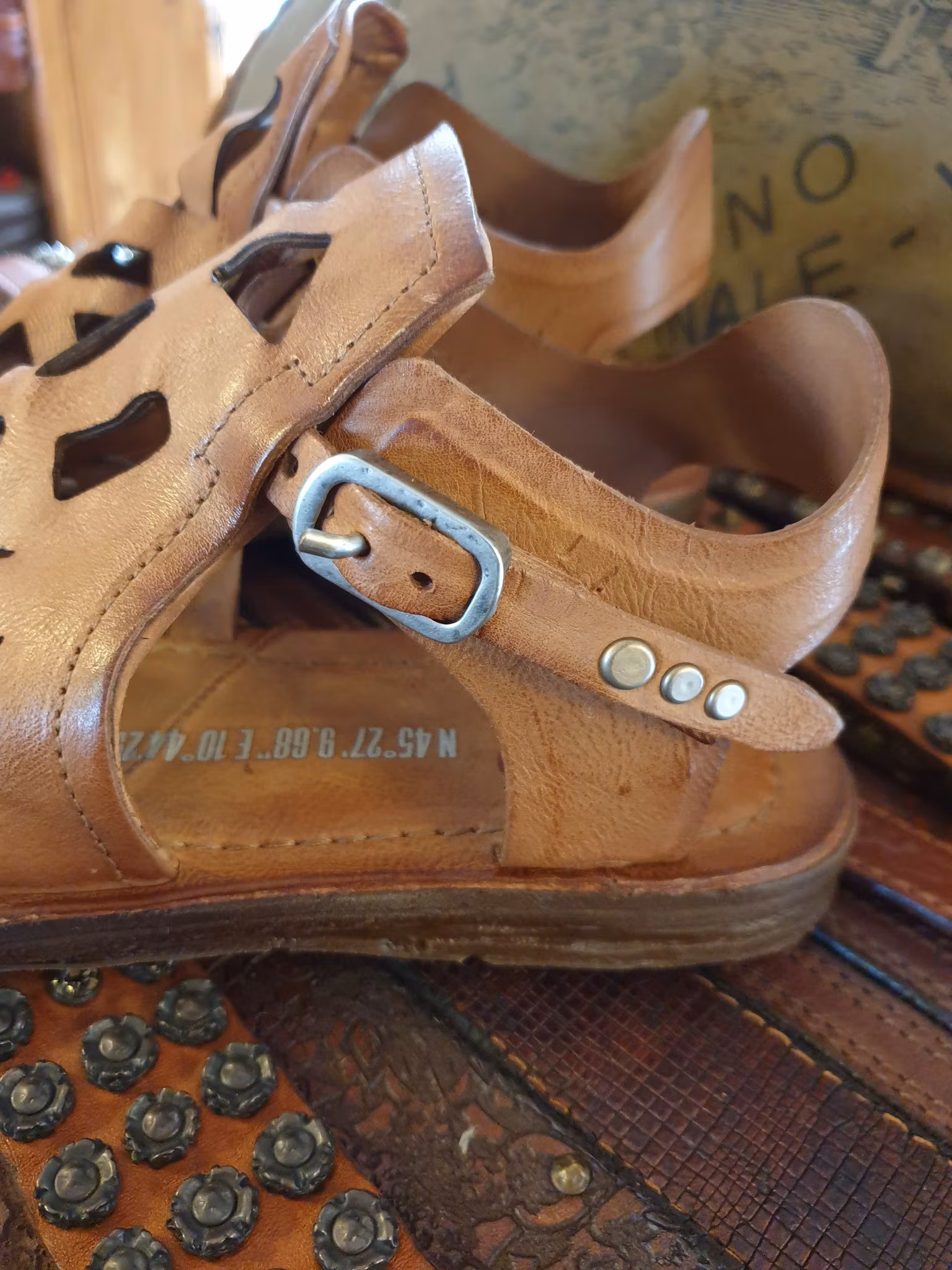 Sandal i färgen calvados