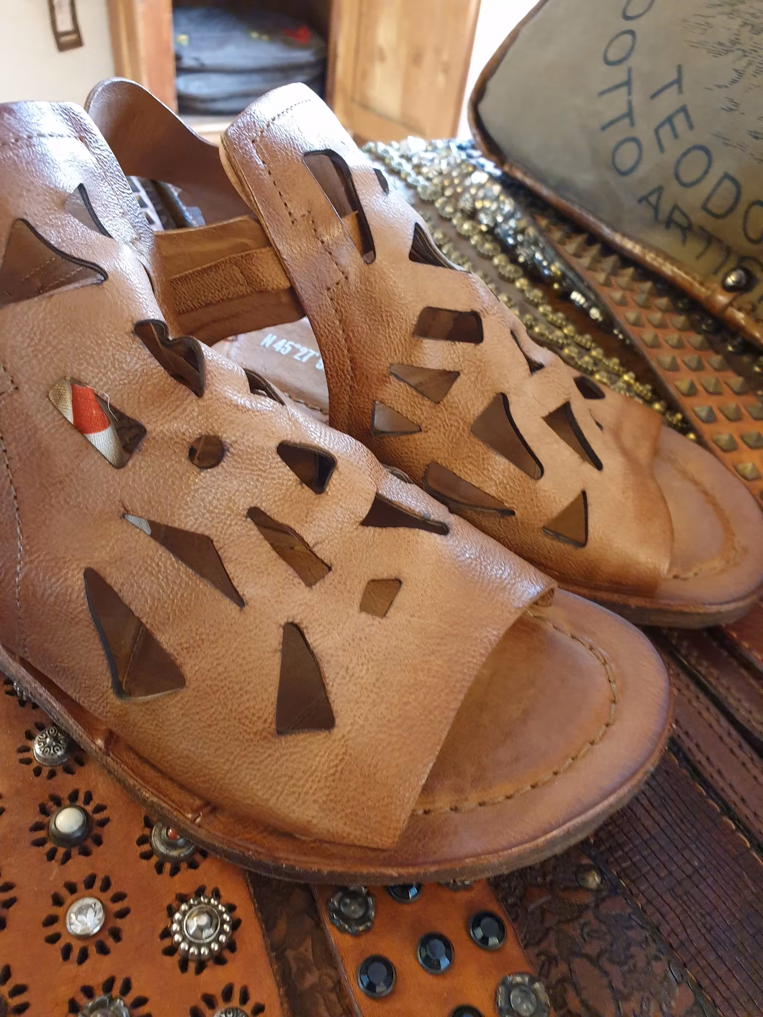 Sandal i färgen calvados