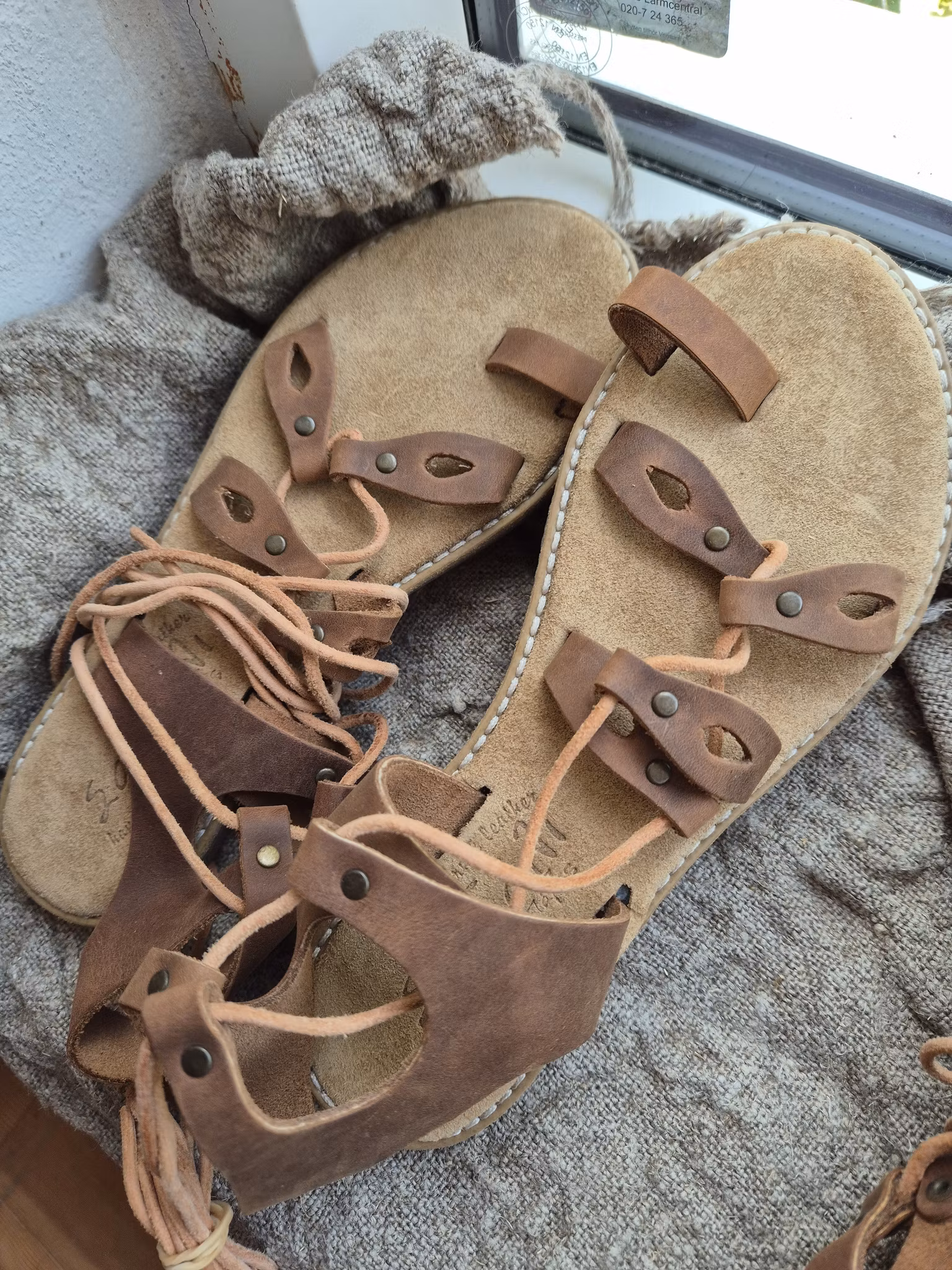 Handgjorda skinn sandaler med gummisula st 36