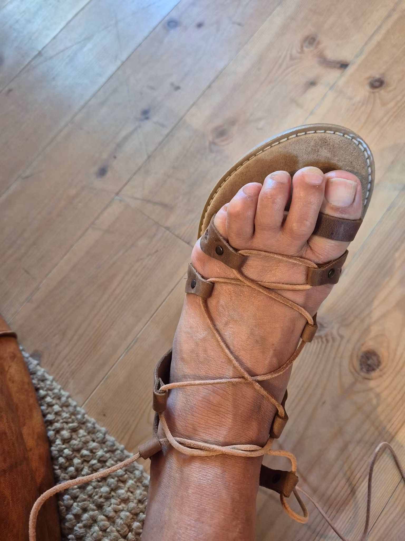 Handgjorda skinn sandaler med gummisula st 37