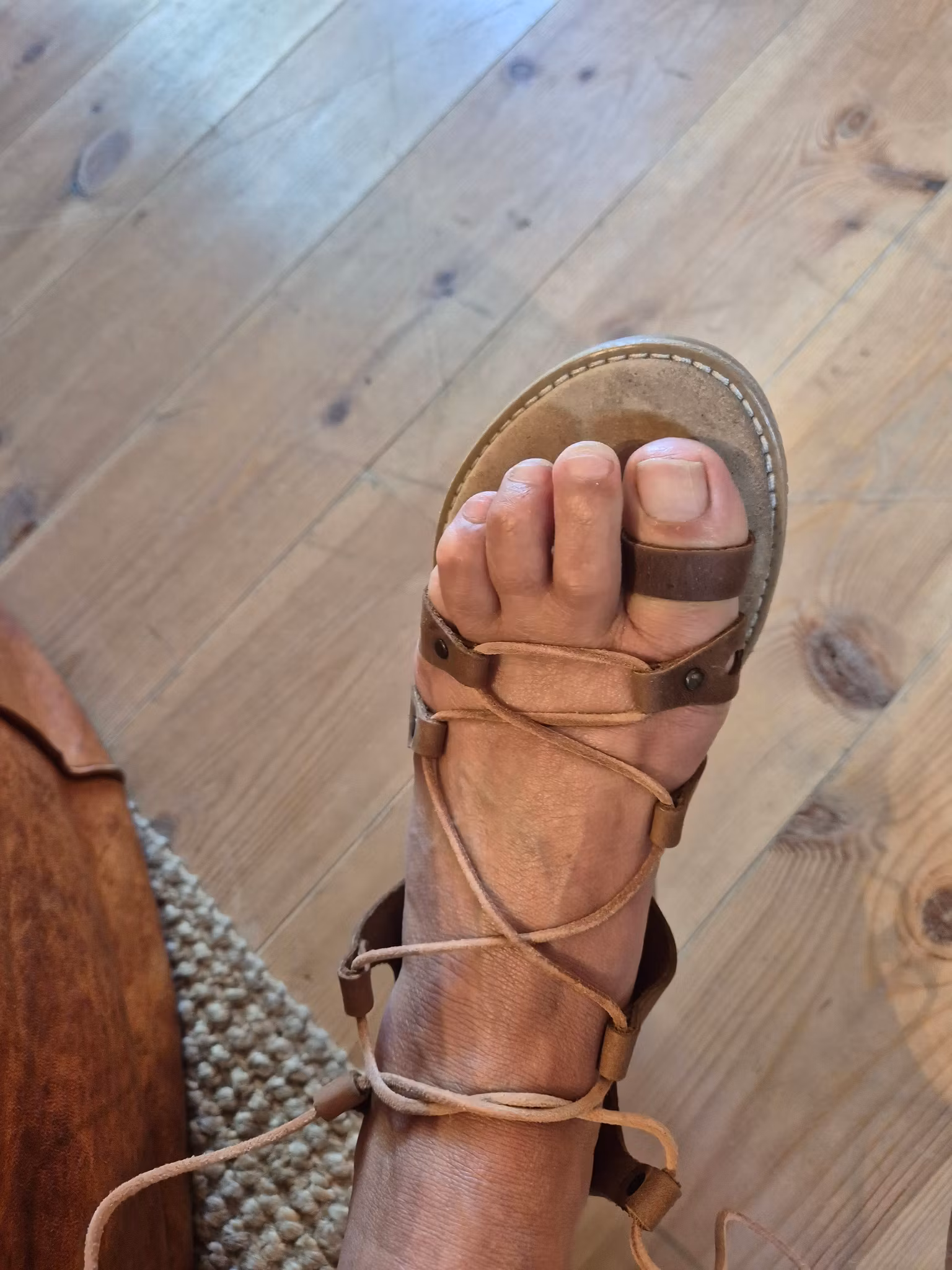 Handgjorda skinnsandaler med gummisula st 39