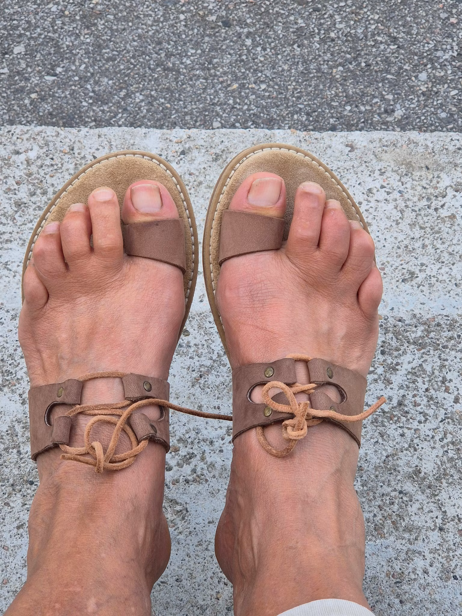 Handgjorda skinnsandaler med gummisula st 39